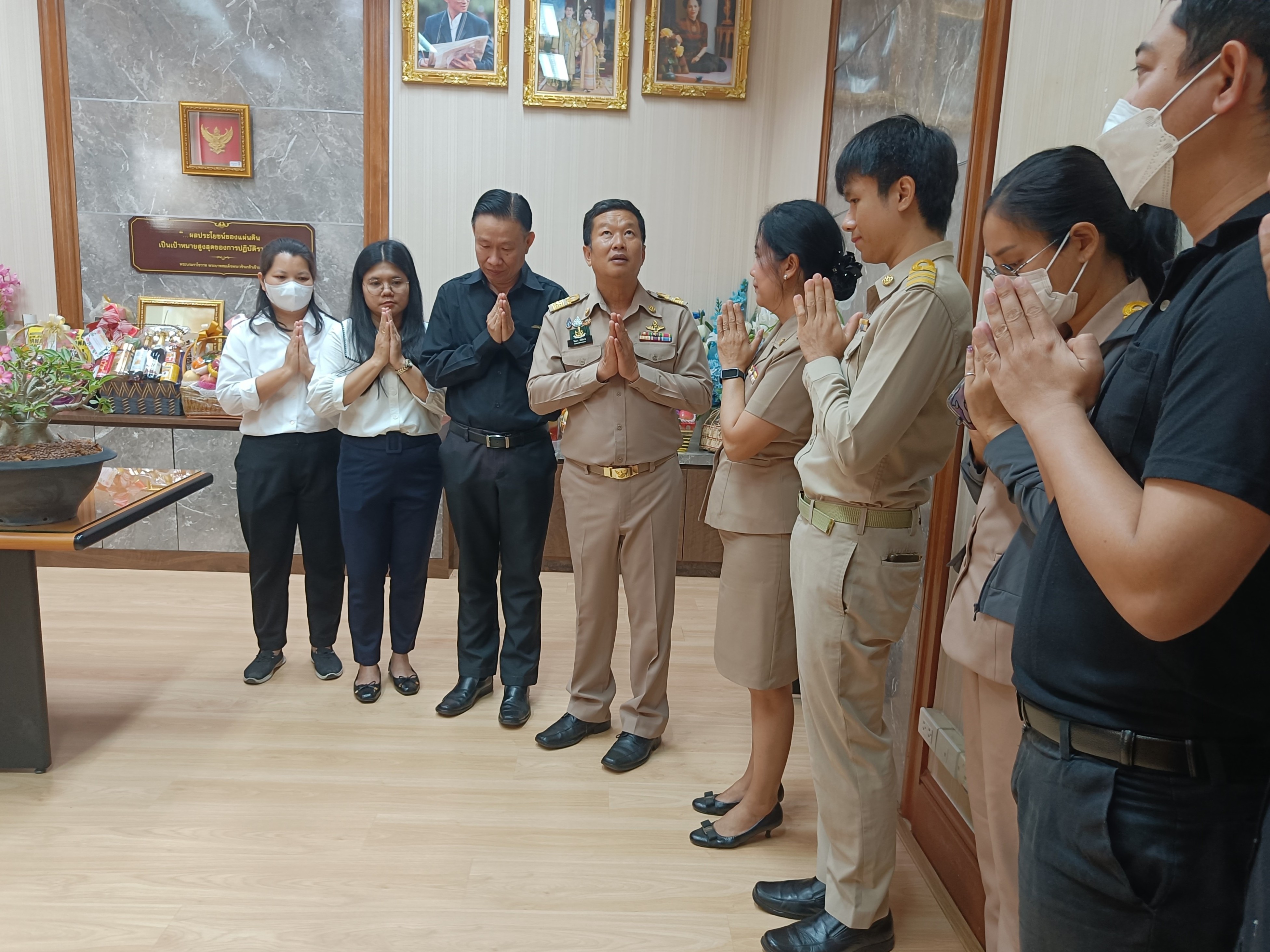 title - กลุ่มพัฒนาระบบบริหาร สำนักงานการปฏิรูปที่ดินเพื่อเกษตรกรรม (กพร. ส.ป.ก.) เข้ากราบไหว้อวยพร ขอพรผู้บริหาร สำนักงานการปฏิรูปที่ดินเพื่อเกษตรกรรม (ส.ป.ก.) เนื่องในเทศกาลขึ้นปีใหม่ 2569